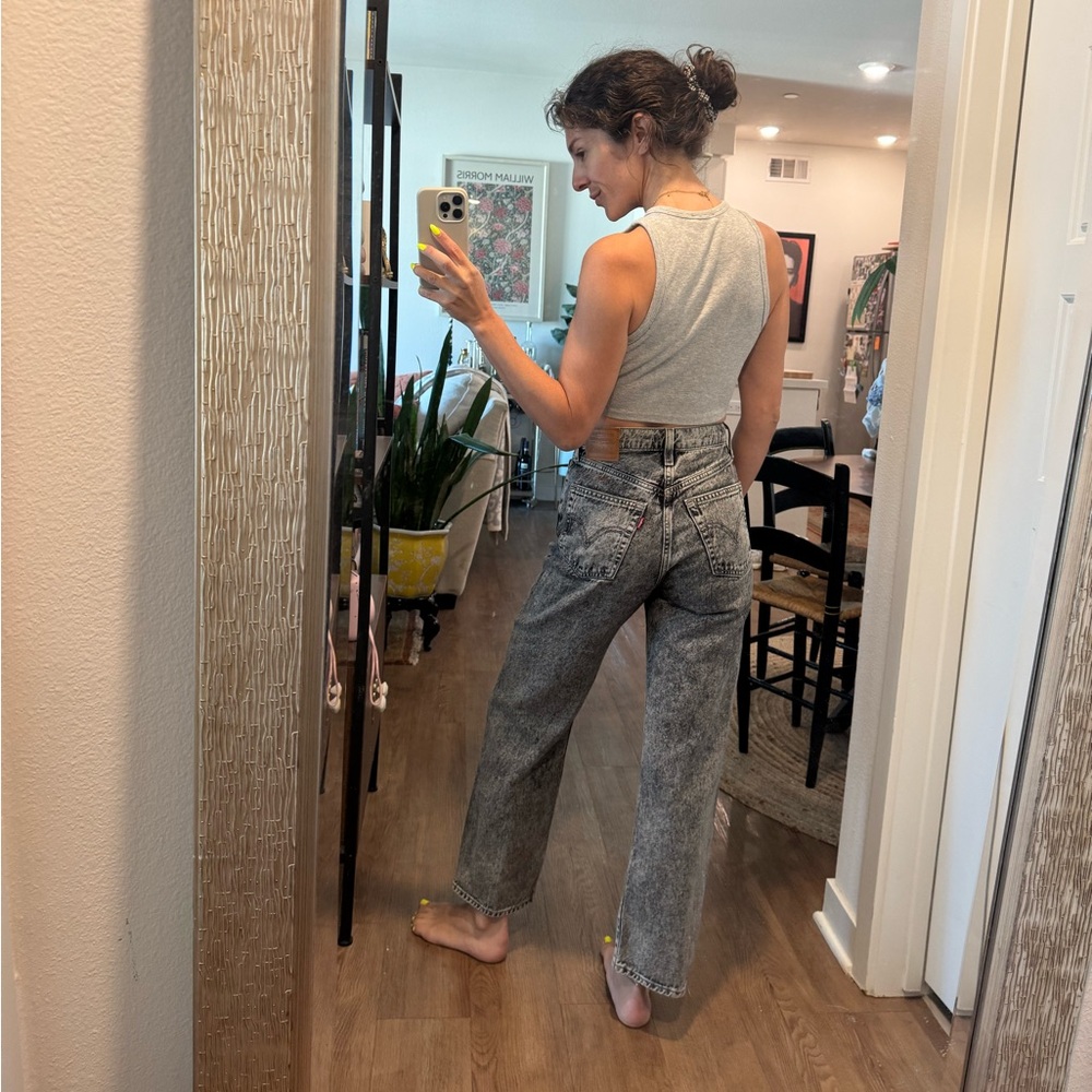 Women's Gray Acid Wash Levi’s Jeans - Picture 3 of 7
